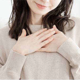 胸に手を当てる女性