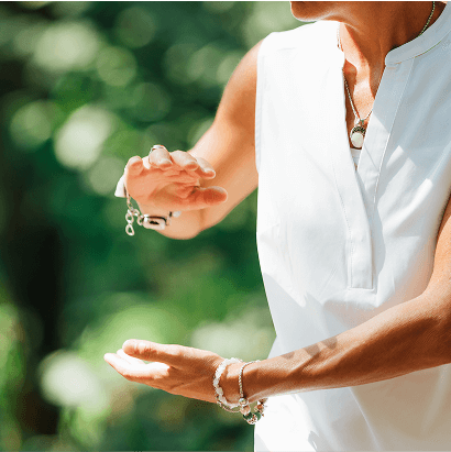 屋外で気功をしている様子